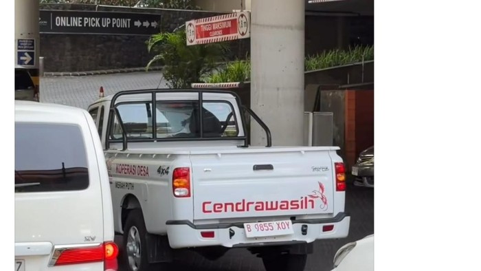 Tangkapan layar mobil pikap KDMP di parkiran mal Solo.