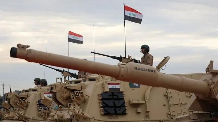 Tentara Irak mengikuti parade militer di pangkalan Camp Taji (dok. Reuters)