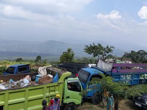 Tumpukan Sampah di Pos Balai Registrasi Gunung Api Dempo Masih Jadi Masalah