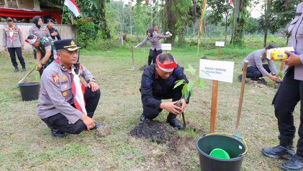 Tim Ekspedisi Merah Putih Polda Riau kibarkan 1.000 bendera di tepi Sungai Siak, Pekanbaru, Sabtu (1/8/2026).