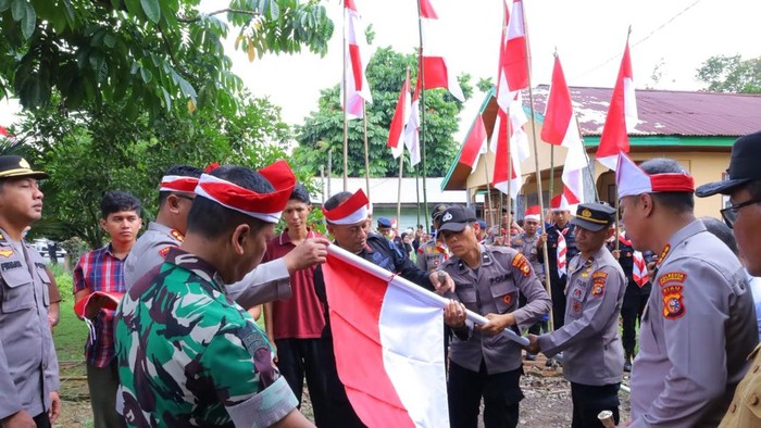 Tim Ekspedisi Merah Putih Polda Riau kibarkan 1.000 bendera di tepi Sungai Siak, Pekanbaru, Sabtu (1/8/2026).