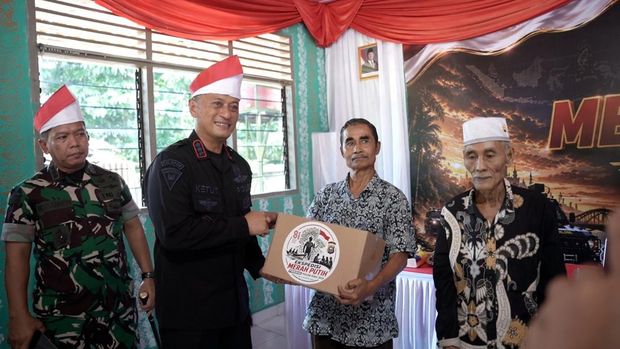 Tim Ekspedisi Merah Putih Polda Riau kibarkan 1.000 bendera di tepi Sungai Siak, Pekanbaru, Sabtu (1/8/2026).