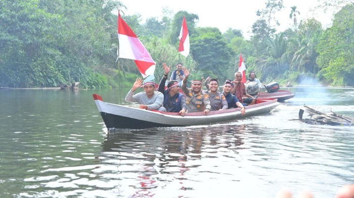 Tim Ekspedisi Merah Putih Polda Riau sentuh anak suku di pedalaman Inhu dan membagikan bendera hingga bansos, Minggu (2/8/2026).