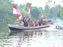 Susur Sungai, Tim Ekspedisi Polda Riau Sebar 180 Bendera ke Suku di Pedalaman Inhu