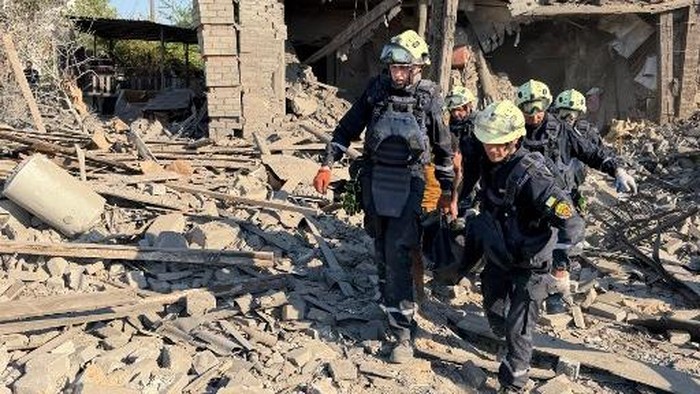 Ukrainian rescuers evacuate on a person on a stretcher at the site of a Russian airstrike in Zaporizhzhia on August 2, 2026, amid the Russian invasion of Ukraine. (Photo by Darya NAZAROVA / AFP)