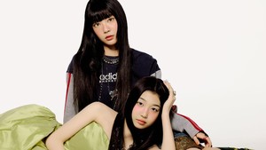 Saki (yang rebahan) merupakan member TUIDE asal Jepang yang kini menginjak usia 16 tahun. Nah kalau Seah masuk maknae line nih, dia baru berusia 15. (Foto: dok. ABD/HYBE)