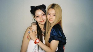 Kiri ke kanan: Jia dan Seohee, dua member TUIDE asal Korea Selatan. Mereka beda usia dua tahun, Jia saat ini menginjak usia 17, sementara Seohee 19. (Foto: dok. ABD/HYBE)