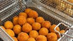 Laris Manis! Bitterballen Buatan Tyna Dwi Jayanti Diburu di Festival