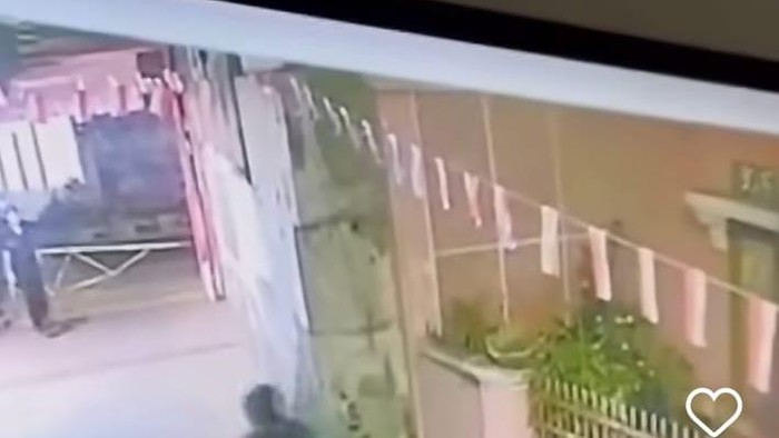 Viral aksi pembakaran bendera merah putih di Bandung