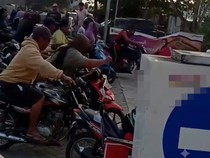 Lucu tapi Ngeselin! Video Viral Rebutan Masuk SPBU Ala MotoGP di Kobar