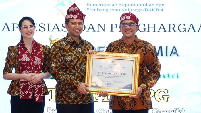 Wakil Gubernur Jawa Timur Emil Elestianto Dardak bersama Direktur Pengembangan Petrokimia Gresik Herdijanto Utomo
