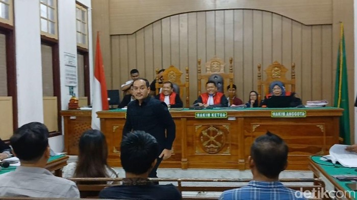 Wali Kota Tebing Tinggi Iman Irdian Saragih saat bersaksi di ruang Cakra 9 Pengadilan Negeri Medan, Senin (3/8/2026)