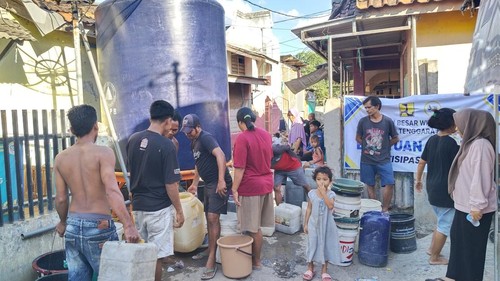 Warga di Lingkungan Sarata, Kelurahan Paruga, Kota Bima, NTB, mengantre bantuan air bersih, Senin (3/8/2026) sore. (Rafiin/detikBali)