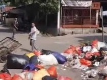 Warga Enrekang Tumpuk Sampah di Tengah Jalan gegara Seminggu Tak Diangkut