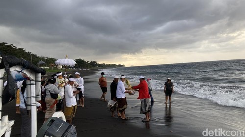 Warga tengah melakukan upacara di Pantai Gowa Lawah, Pesinggahan, Kecamatan Dawan, Kabupaten Klungkung, Bali.