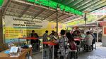 Makan di Warung Bu Vesti, Pecel Lele Lamongan Legendaris Sejak 1995