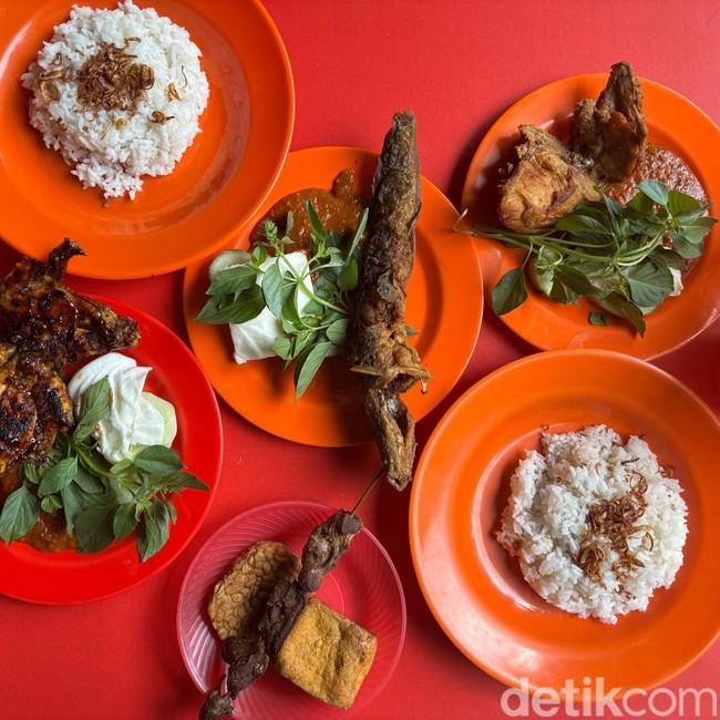 Makan di Warung Bu Vesti, Pecel Lele Lamongan Legendaris Sejak 1995