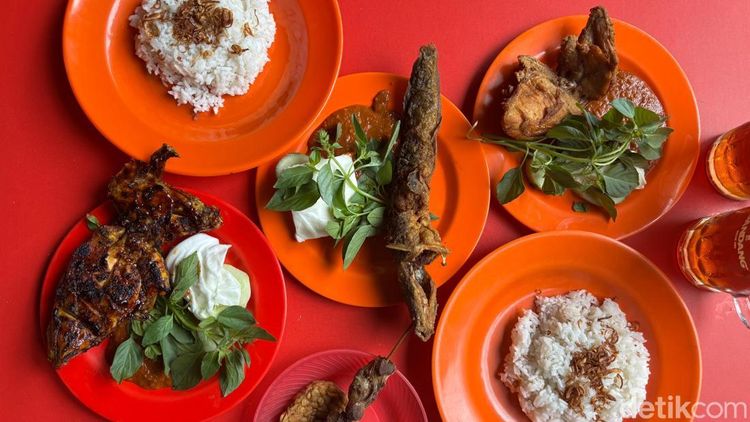 Makan di Warung Bu Vesti, Pecel Lele Lamongan Legendaris Sejak 1995