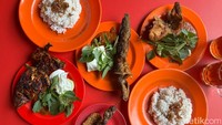 Makan di Warung Bu Vesti, Pecel Lele Lamongan Legendaris Sejak 1995