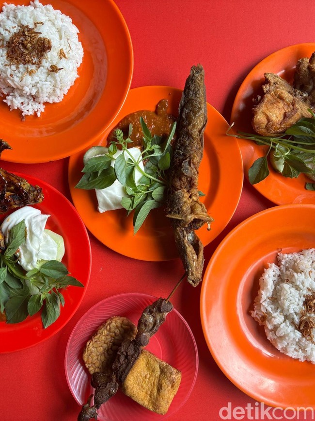 Makan di Warung Bu Vesti, Pecel Lele Lamongan Legendaris Sejak 1995