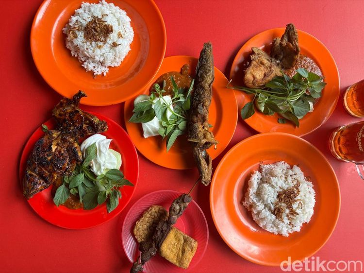 Makan di Warung Bu Vesti, Pecel Lele Lamongan Legendaris Sejak 1995