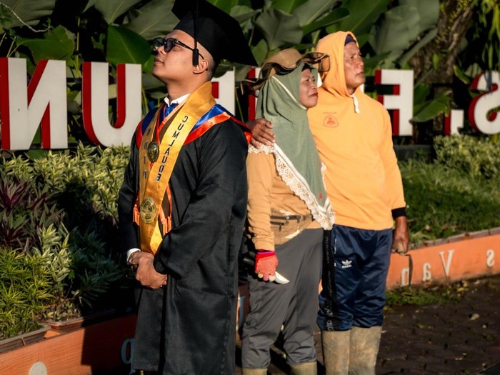 Momen haru lulusan S2 FISIP Universitas Diponegoro (Undip), Kristiyawanto rayakan kelulusan bersama orang tua yang merupakan tukang taman kampus. Ia persembahkan gelar cumlaude untuk kedua orang tua.