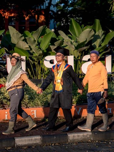 Momen haru lulusan S2 FISIP Universitas Diponegoro (Undip), Kristiyawanto rayakan kelulusan bersama orang tua yang merupakan tukang taman kampus. Ia persembahkan gelar cumlaude untuk kedua orang tua.
