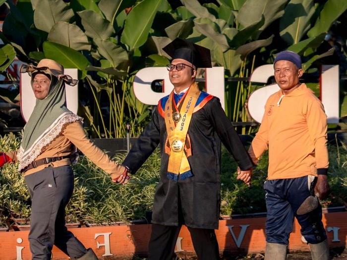 Momen haru lulusan S2 FISIP Universitas Diponegoro (Undip), Kristiyawanto rayakan kelulusan bersama orang tua yang merupakan tukang taman kampus. Ia persembahkan gelar cumlaude untuk kedua orang tua.