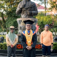 VIral Kisah Perjuangan Anak Tukang Taman Lulus S2 Cumlaude dari Undip