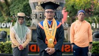 VIral Kisah Perjuangan Anak Tukang Taman Lulus S2 Cumlaude dari Undip