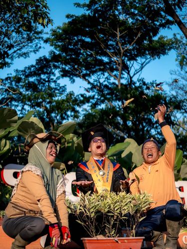 Momen haru lulusan S2 FISIP Universitas Diponegoro (Undip), Kristiyawanto rayakan kelulusan bersama orang tua yang merupakan tukang taman kampus. Ia persembahkan gelar cumlaude untuk kedua orang tua.