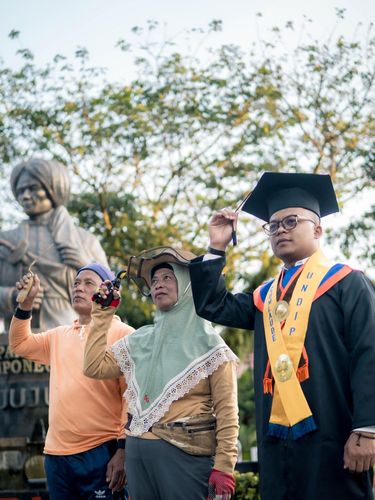 Momen haru lulusan S2 FISIP Universitas Diponegoro (Undip), Kristiyawanto rayakan kelulusan bersama orang tua yang merupakan tukang taman kampus. Ia persembahkan gelar cumlaude untuk kedua orang tua.