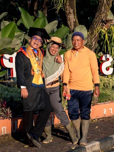 Momen haru lulusan S2 FISIP Universitas Diponegoro (Undip), Kristiyawanto rayakan kelulusan bersama orang tua yang merupakan tukang taman kampus. Ia persembahkan gelar cumlaude untuk kedua orang tua.