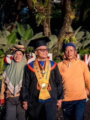 Momen haru lulusan S2 FISIP Universitas Diponegoro (Undip), Kristiyawanto rayakan kelulusan bersama orang tua yang merupakan tukang taman kampus. Ia persembahkan gelar cumlaude untuk kedua orang tua.
