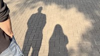 Teman dan netizen memberikan komentar bahagia melihat kebersamaan Indri dengan Zack Lee. Happy selalu ya bestie you deserve it, komentar akun yasinta. Aww, new chapterkah beb, tanya akun effril. Akhirnya GO PUBLIC Bahagia selalu sayangku, tulis akun rindufeb. Foto: Instagram @indri_afi