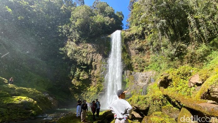 Air Terjun (Sarambu) Tonapa di Toraja Utara.