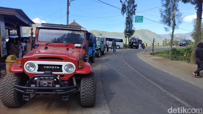 Akses Gunung Bromo melalui Pos Jemplang, Kabupaten Malang.