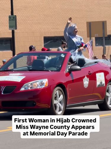 Ameera Hashwi, pengacara berhijab pertama pemenang Miss Wayne County 2025, menyapa publik di parade Dearborn seraya menyuarakan kesetaraan hak bagi para perempuan.