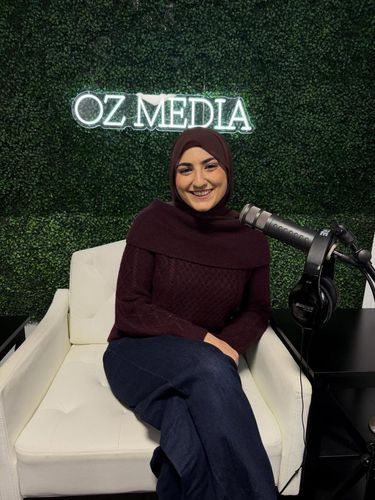 Ameera Hashwi, pengacara berhijab pertama pemenang Miss Wayne County 2025, menyapa publik di parade Dearborn seraya menyuarakan kesetaraan hak bagi para perempuan.