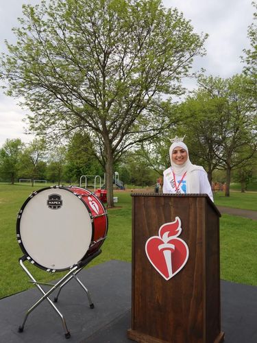 Ameera Hashwi, pengacara berhijab pertama pemenang Miss Wayne County 2025, menyapa publik di parade Dearborn seraya menyuarakan kesetaraan hak bagi para perempuan.