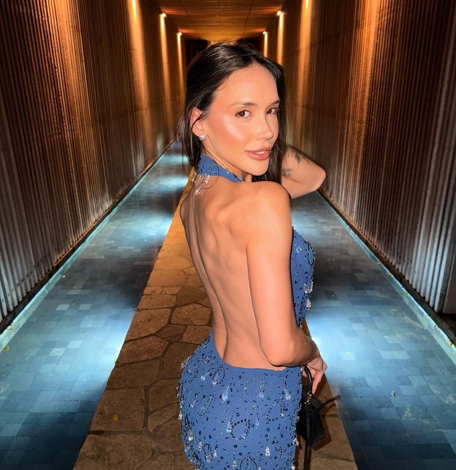 Ana Lidia Martins sebelumnya sudah sering mencuri perhatian karena gayanya saat menyaksikan suami bertandingan di lapangan. Tak hanya stylish, Ana juga tak ragu berpenampilan mewah dengan tas-tas branded. Foto: Instagram @analidiamartinss