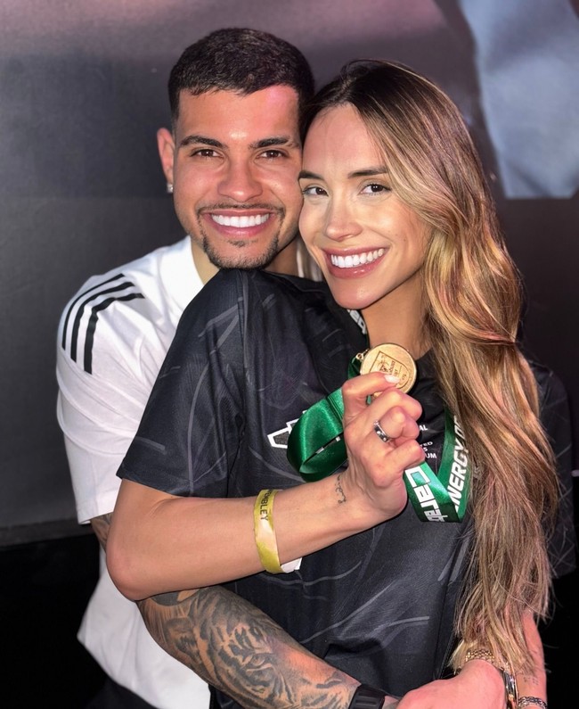 Selagi rencana kepindahan Bruno Guimaraes ke Arsenal diperbincangkan, sosok sang istri ikut menuai perhatian. Ana Lidia Martins dinantikan sebagai WAGs (Wives and Girlfriends) baru The Gunners dengan penampilan glamournya.Foto: Instagram @analidiamartinss
