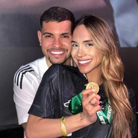Selagi rencana kepindahan Bruno Guimaraes ke Arsenal diperbincangkan, sosok sang istri ikut menuai perhatian. Ana Lidia Martins dinantikan sebagai WAGs (Wives and Girlfriends) baru The Gunners dengan penampilan glamournya.Foto: Instagram @analidiamartinss