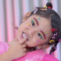 Putri semata wayang Ria Ricis, Moana, ikut meramaikan tren makeup ala Naykilla. Totalitas, Moana tak hanya meniru gaya rambut dan makeup Naykilla, melainkan juga tooth gems di mulutnya. Foto: Instagram