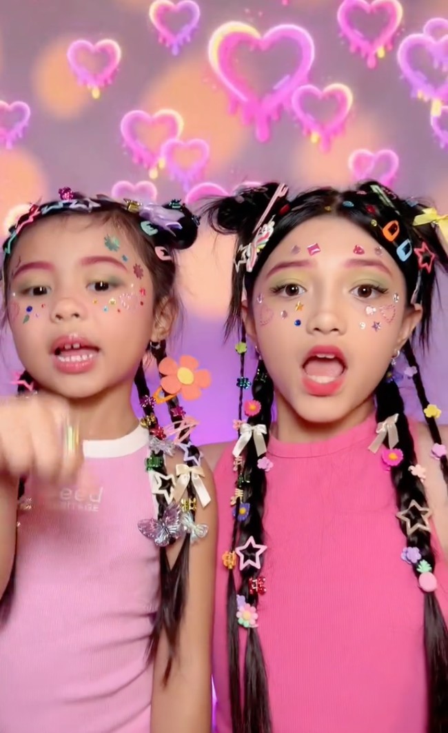 Tak sendirian, dalam unggahan video berbeda, tampak Ameena yang berpose bersama tante sekaligus putri Ashanty dan Anang Hermansyah, Arsy. Keduanya tampil kompak kenakan busana tanpa lengan berwarna pink. Foto: Instagram