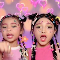 Tak sendirian, dalam unggahan video berbeda, tampak Ameena yang berpose bersama tante sekaligus putri Ashanty dan Anang Hermansyah, Arsy. Keduanya tampil kompak kenakan busana tanpa lengan berwarna pink. Foto: Instagram