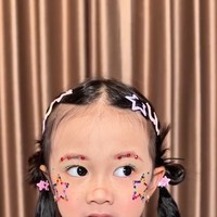 Kesha Ratuliu turut mengunggah video putrinya berdandan ala Naykilla. Dengan rambut diikat dua yang dihiasi berbagai jepit, serta sticker wajah, Aisha tampil imut menggemaskan. Foto: Instagram