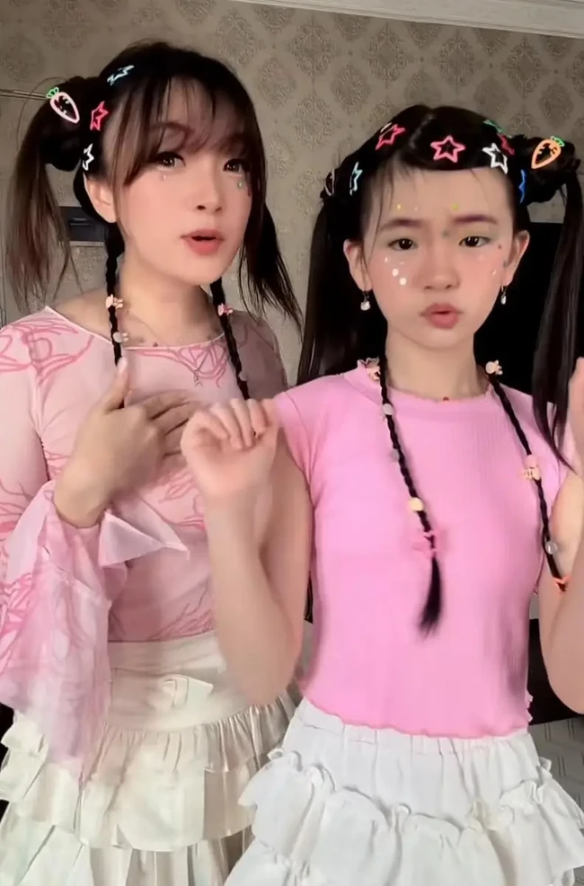 Punya anak yang sudah mulai besar, mantan anggota girlband, Cherrybelle, Margareth Angelina, tampil kompak tirukan gaya Naykilla yang sedang viral. Angel dan putrinya, Mirabelle, justru jadi terlihat bak kakak-adik. Foto: Instagram
