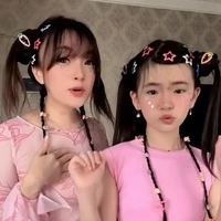 Punya anak yang sudah mulai besar, mantan anggota girlband, Cherrybelle, Margareth Angelina, tampil kompak tirukan gaya Naykilla yang sedang viral. Angel dan putrinya, Mirabelle, justru jadi terlihat bak kakak-adik. Foto: Instagram
