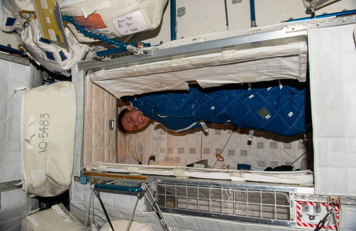 Astronot NASA Josh Cassada beristirahat di dalam ruang kru di atas Stasiun Luar Angkasa Internasional pada 2 Maret 2023.